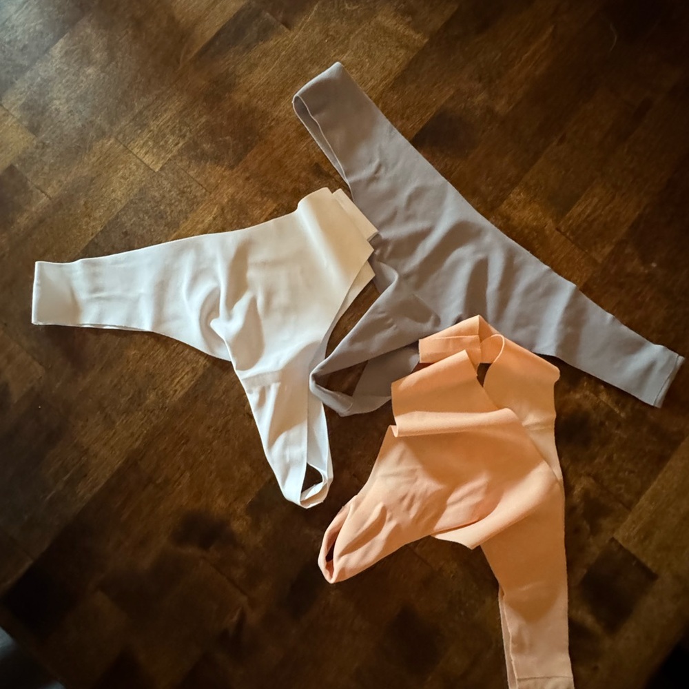 Seamless Thongs in Neutral Tones